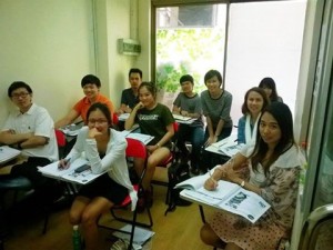 เรียน ielts ของสถาบันเราเน้นการสอนสด รับรองผล อาจารย์สี่ท่าน